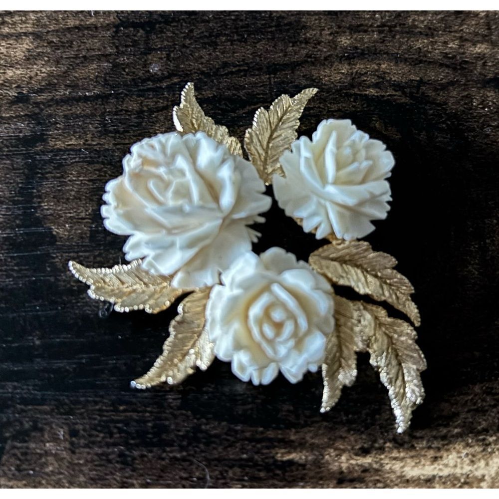 Vintage Ledo Celluloid Rose /Gold
Leaf Pin